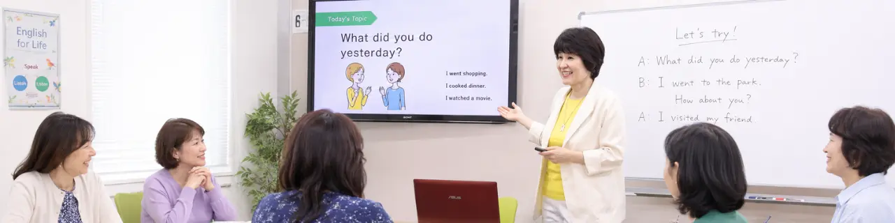 日本人講師と受講生(30〜60代女性)の授業風景